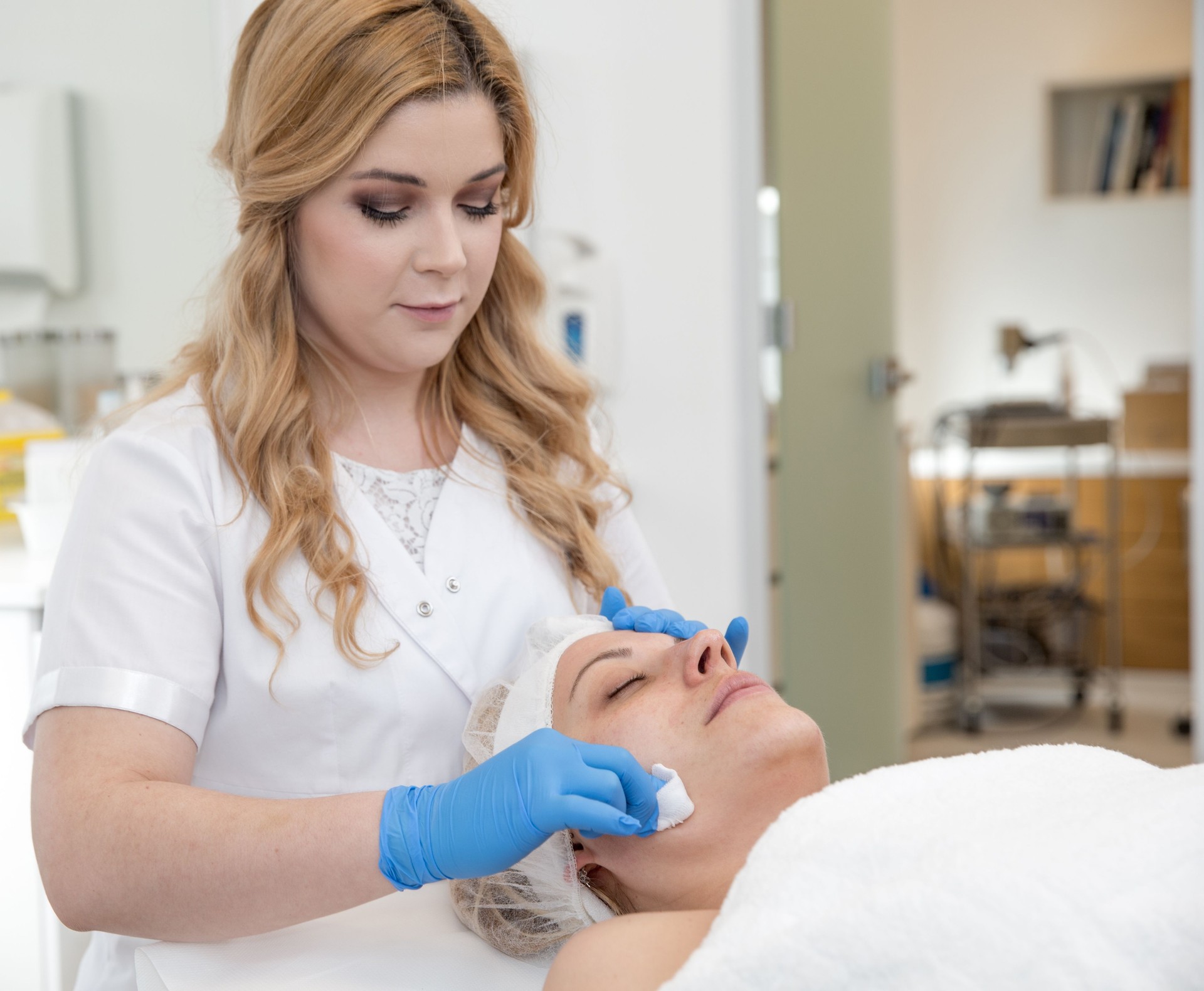 Mujer Dermatalista Preparando la Piel de la Mujer para El Tratamiento de Belleza - foto de stock